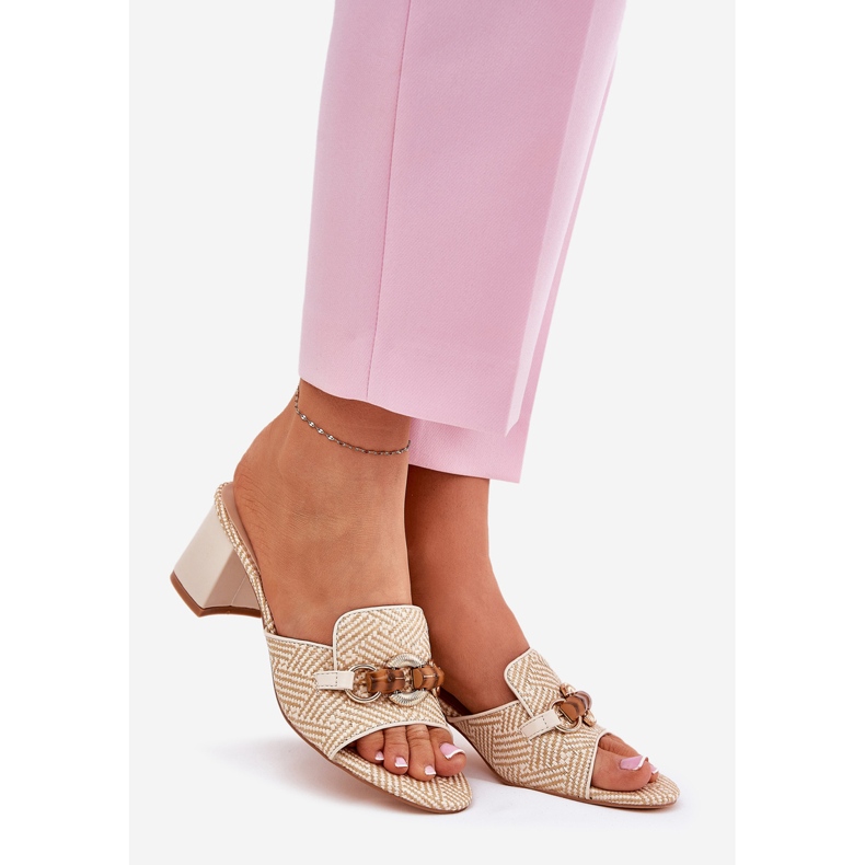 Kvinnors klackar med en beige dekoration 1