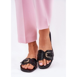 Platta kvinnors flip flops med en gyllene klämma svart 2