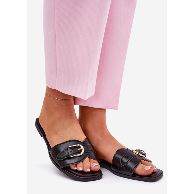 Platta kvinnors flip flops med en gyllene klämma svart 1