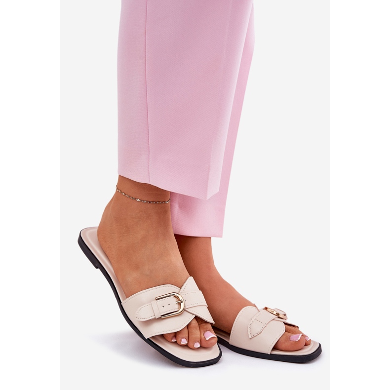 Platta kvinnors flip flops med en gyllene beige klämma 1