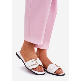 Platta kvinnors flip flops med en gyllene spänne vit 1