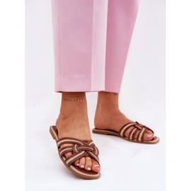 Platta kvinnors flip flops med sammanflätande bruna ränder 2