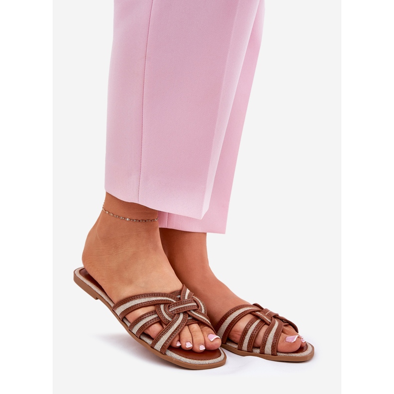 Platta kvinnors flip flops med sammanflätande bruna ränder 1