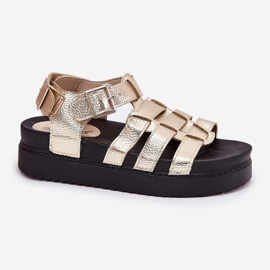 Kvinnors sandaler på plattformen med gyllene spännen 4