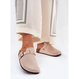 Tofflor kvinnor och på plattformen med ett spänne beige 2