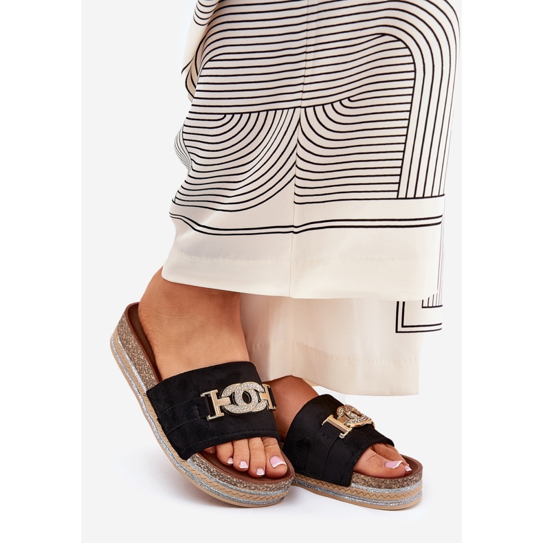 Kvinnors flip flops med en gyllene detalj på plattformen med brokad svart 1