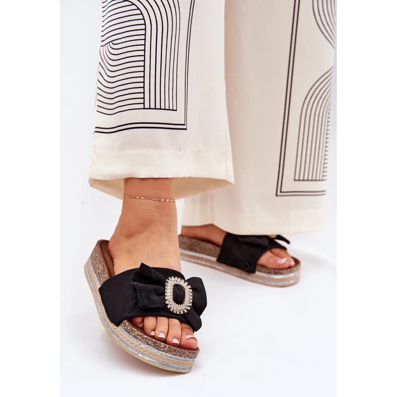 Kvinnors flip flops på plattformen med en båge och en dekorativ brosch svart 2