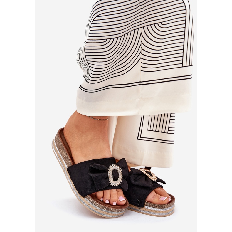 Kvinnors flip flops på plattformen med en båge och en dekorativ brosch svart 1