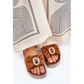 Kvinnors flip flops på plattformen med en båge och en dekorativ kamelbrosch brun 5