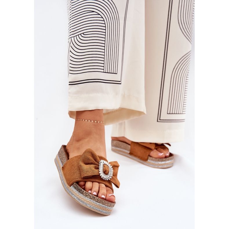 Kvinnors flip flops på plattformen med en båge och en dekorativ kamelbrosch brun 2