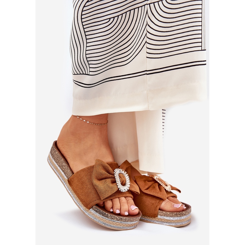 Kvinnors flip flops på plattformen med en båge och en dekorativ kamelbrosch brun 1
