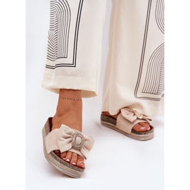 Kvinnors flip flops på plattformen med en båge och en dekorativ brosch beige 2