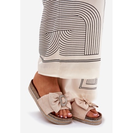 Kvinnors flip flops på plattformen med en båge och en dekorativ brosch beige 1