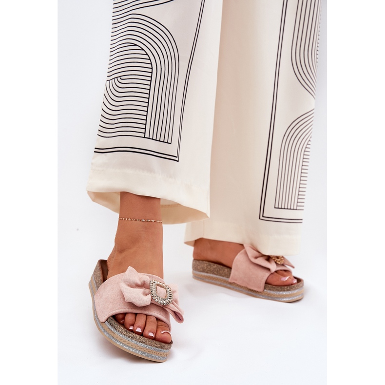 Kvinnors flip flops på plattformen med en båge och en dekorativ broschrosa 2