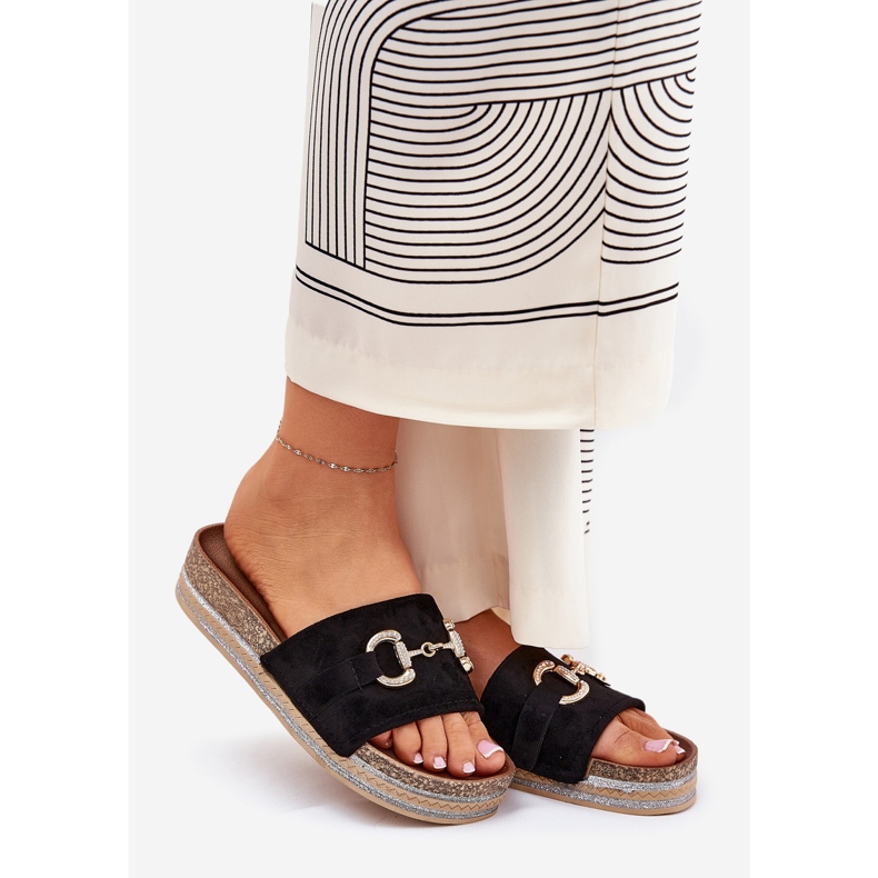 Kvinnors flip flops på plattformen med en gyllene prydnad och brokad svart 1