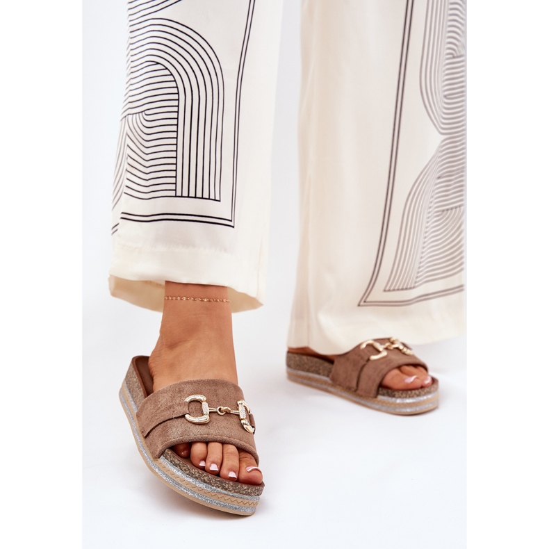 Kvinnors flip flops på plattformen med en gyllene prydnad och khaki glitter beige 2