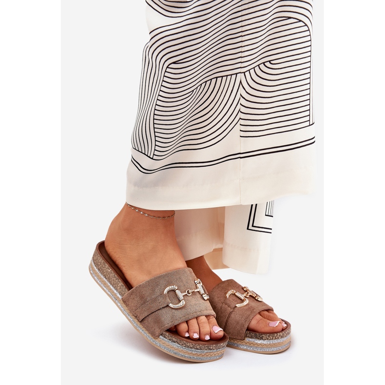 Kvinnors flip flops på plattformen med en gyllene prydnad och khaki glitter beige 1