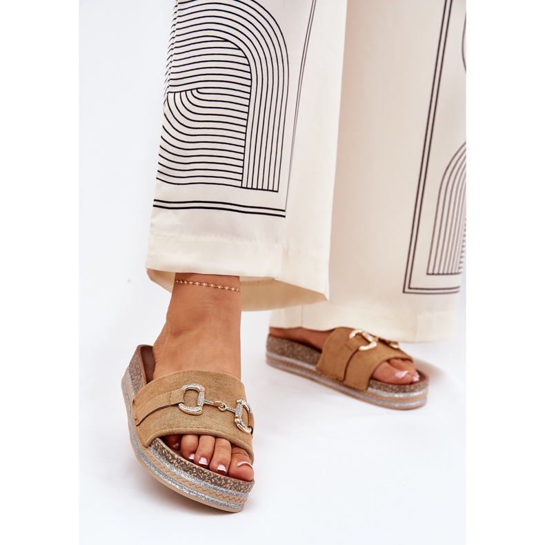 Kvinnors flip flops på plattformen med en gyllene prydnad och kamelglitter brun 2