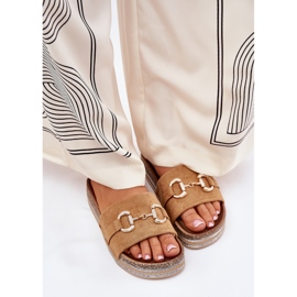 Kvinnors flip flops på plattformen med en gyllene prydnad och kamelglitter brun 5