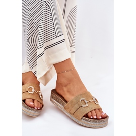 Kvinnors flip flops på plattformen med en gyllene prydnad och kamelglitter brun 7