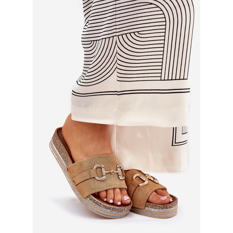 Kvinnors flip flops på plattformen med en gyllene prydnad och kamelglitter brun 1
