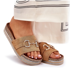 Kvinnors flip flops på plattformen med en gyllene prydnad och kamelglitter brun 9