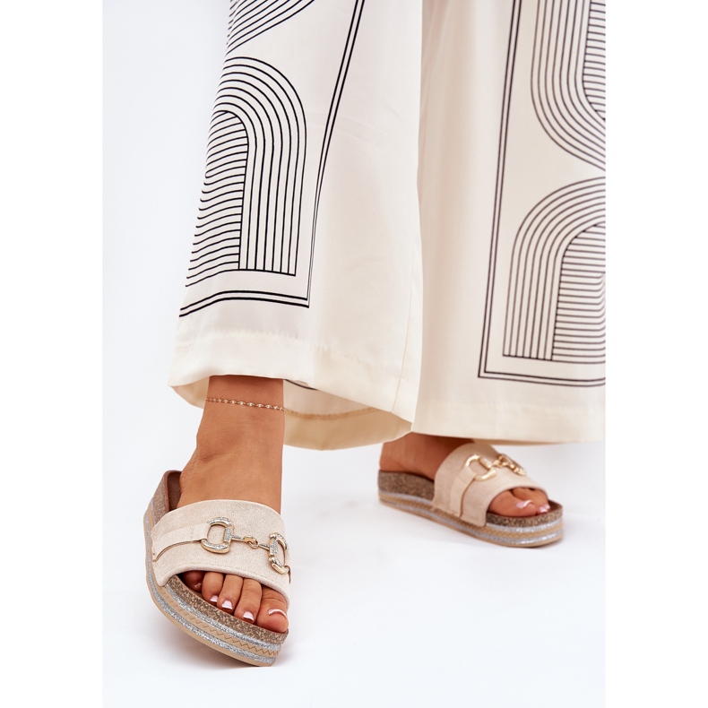 Kvinnors flip flops på plattformen med en gyllene prydnad och beige glitter 2