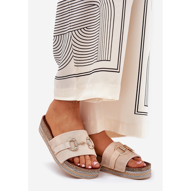 Kvinnors flip flops på plattformen med en gyllene prydnad och beige glitter 1