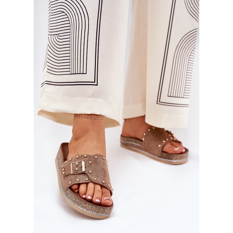 Kvinnors tofflor på plattformen med ett spänne och kaki -studs beige 2