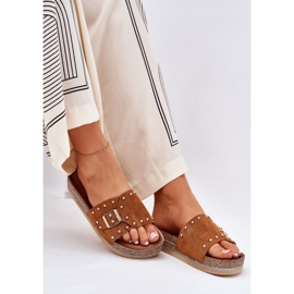 Kvinnors flip flops på plattformen med en klämma och kamelstänger brun 6
