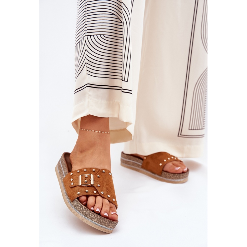 Kvinnors flip flops på plattformen med en klämma och kamelstänger brun 2