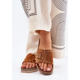 Kvinnors flip flops på plattformen med en klämma och kamelstänger brun 3