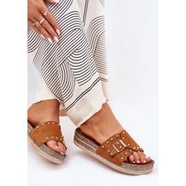 Kvinnors flip flops på plattformen med en klämma och kamelstänger brun 7