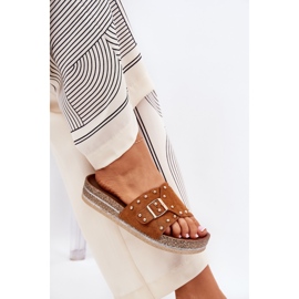 Kvinnors flip flops på plattformen med en klämma och kamelstänger brun 8