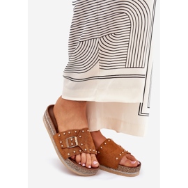 Kvinnors flip flops på plattformen med en klämma och kamelstänger brun 1