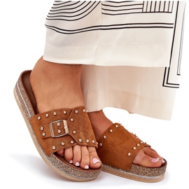 Kvinnors flip flops på plattformen med en klämma och kamelstänger brun 9