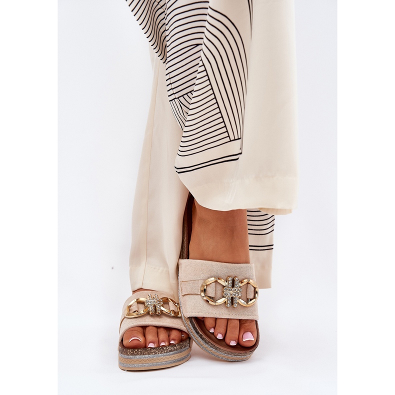 Boto Kvinnors flip flops på plattformen med glitter och en gyllene dekoration beige 2