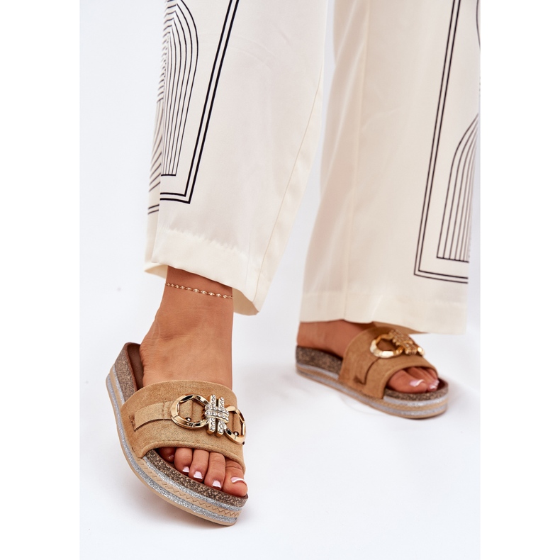 Kvinnors flip flops på plattformen med glitter och gyllene dekoration kamel brun 2