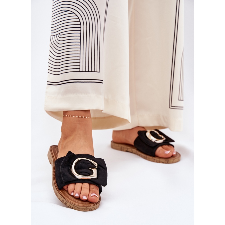 Platta kvinnors flip flops med en dekorativ detalj svart 2