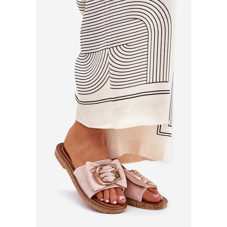 Platta kvinnors flip flops med en dekorativ rosa detalj 1