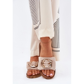 Platta kvinnors flip flops med dekorativ detalj beige 2
