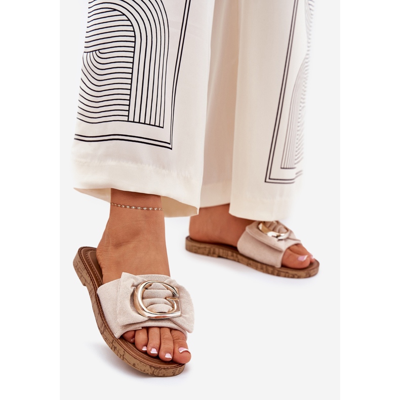 Platta kvinnors flip flops med dekorativ detalj beige 1