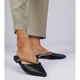 Svart elegant flip -flops dekorerad med en kedja 1