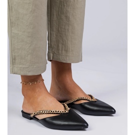 Svart elegant flip -flops dekorerad med en kedja 2