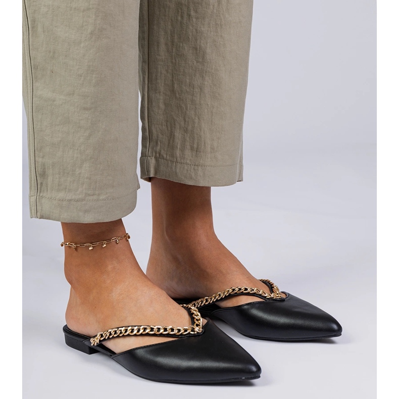 Svart elegant flip -flops dekorerad med en kedja 2