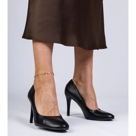 Svarta klassiska pumpar på en hög häl 1