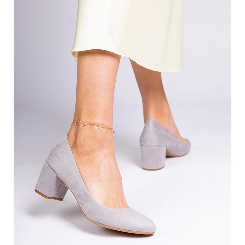 Grå klassiska pumpar på stolpen från Ekozamsz 2