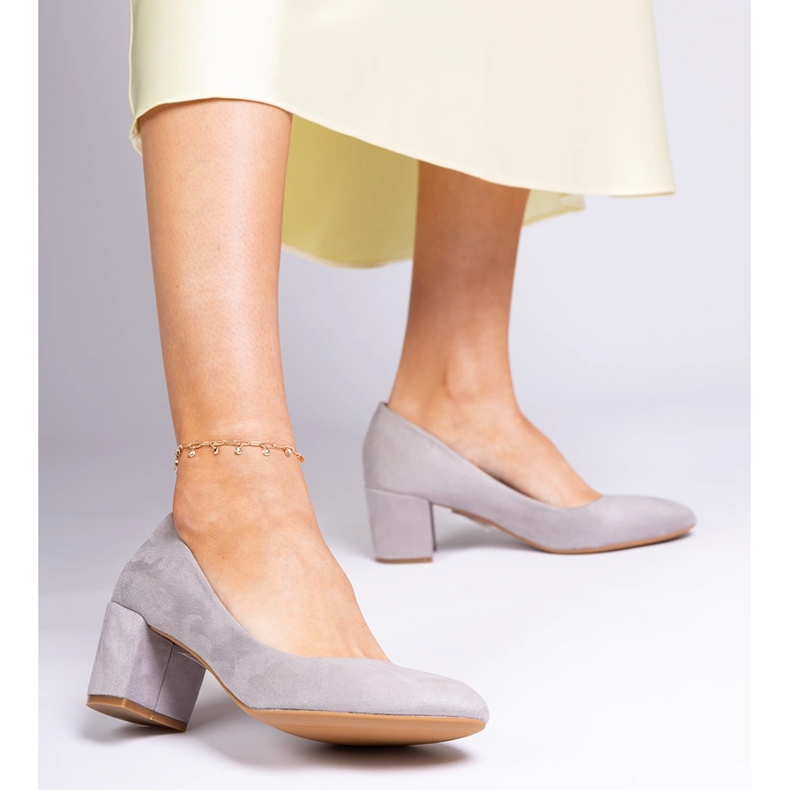 Grå klassiska pumpar på stolpen från Ekozamsz 1