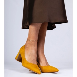 Gula pumpar på ett elegant dekorerat stolpe 2