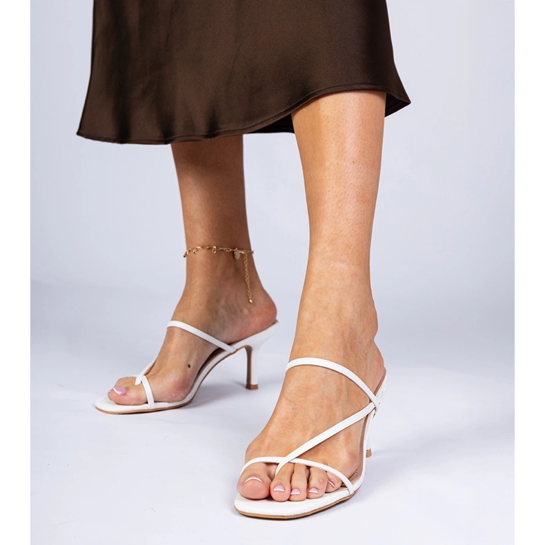 Vita eleganta flip flops på en hög häl 1